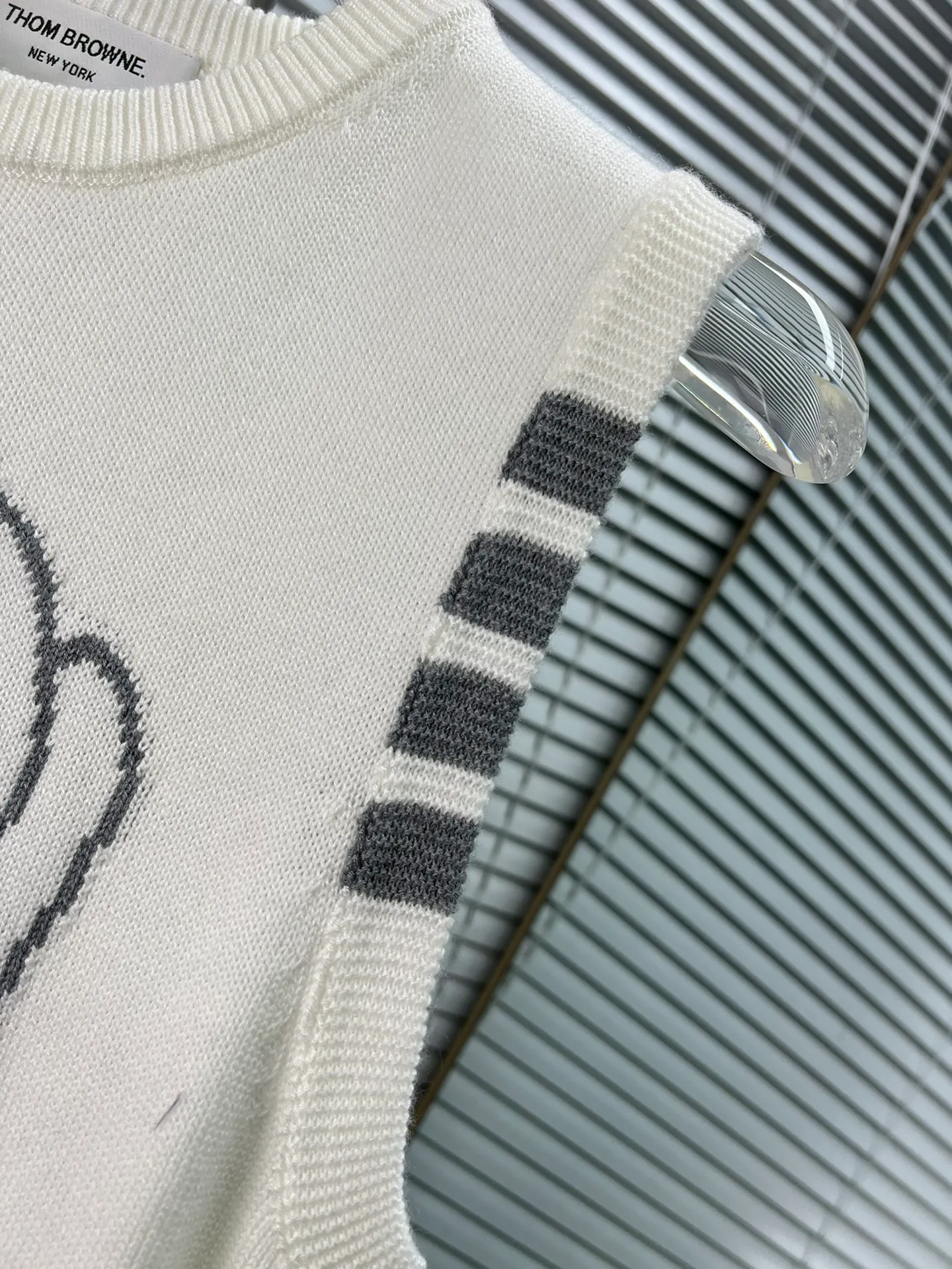 THOM BROWNE🇳🇱New Arrival 𝐃𝐞𝐭𝐚𝐢𝐥 ： TB ， ， ， ， ooookkkkkk ， ， ， ， T look jue ：Gray White Navy Blue Sizes： 0.1.2(S.M.L)